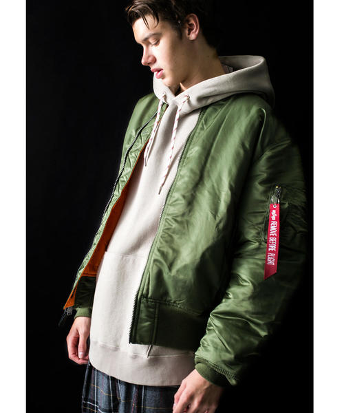Alpha Industries（アルファインダストリーズ）の「＜ALPHA INDUSTRIES＞ MA-1 BLOOD CHIT/ブルゾン（MA-1・メンズ・ブラック/オリーブ・MEDIUM/X-LARGE/LARGE）」の3枚目の写真