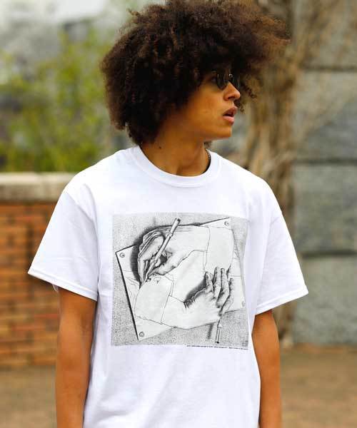 M.C. ESCHER(エムシーエッシャー)の「S/S PRINT TEE "DRAWING HANDS" / ショートスリーブ プリントT "ドローイングハンド”(Tシャツ/カットソー・メンズ・ホワイト・MEDIUM/LARGE/X-LARGE)」の1枚目の写真