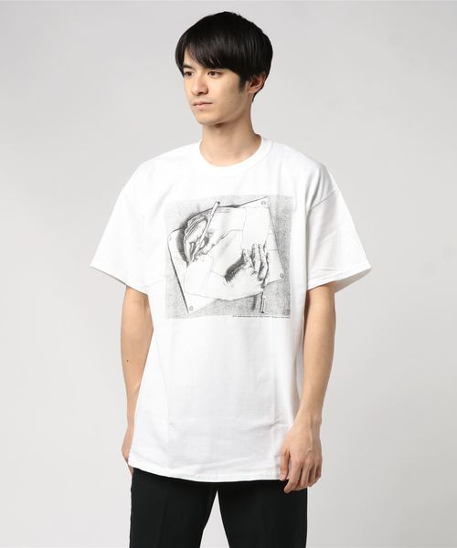 M.C. ESCHER(エムシーエッシャー)の「S/S PRINT TEE "DRAWING HANDS" / ショートスリーブ プリントT "ドローイングハンド”(Tシャツ/カットソー・メンズ・ホワイト・MEDIUM/LARGE/X-LARGE)」の5枚目の写真