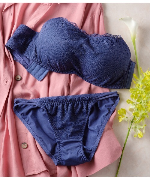 PEACH JOHN(ピーチジョン)の「【脇肉すっきり、安定感抜群でズレ知らず。谷間を隠すストラップレス】谷間見せないレーシィストラップレス(ブラジャー・レディース・オフホワイト/ネイビー/ブラック/ピンク・C75/D70/D75/B75/C70/B70/E70/D65/C65/E65/B65/E75/C80/B80/D80)」の3枚目の写真