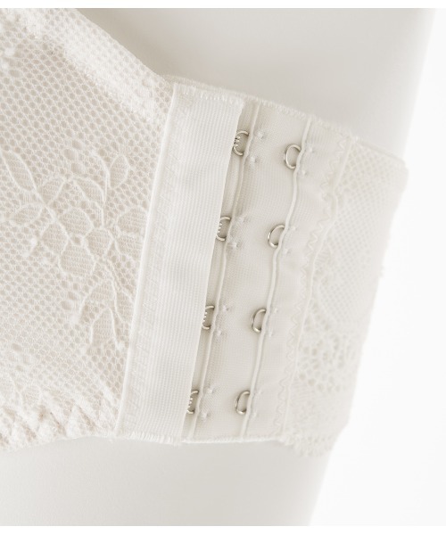 PEACH JOHN(ピーチジョン)の「【脇肉すっきり、安定感抜群でズレ知らず。谷間を隠すストラップレス】谷間見せないレーシィストラップレス(ブラジャー・レディース・オフホワイト/ネイビー/ブラック/ピンク・C75/D70/D75/B75/C70/B70/E70/D65/C65/E65/B65/E75/C80/B80/D80)」の7枚目の写真