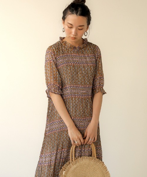 Bab(バブ)の「【WEB限定】総柄プリーツ半袖ワンピース(ワンピース・レディース・ブラック/パープル/ネイビー・38)」の3枚目の写真