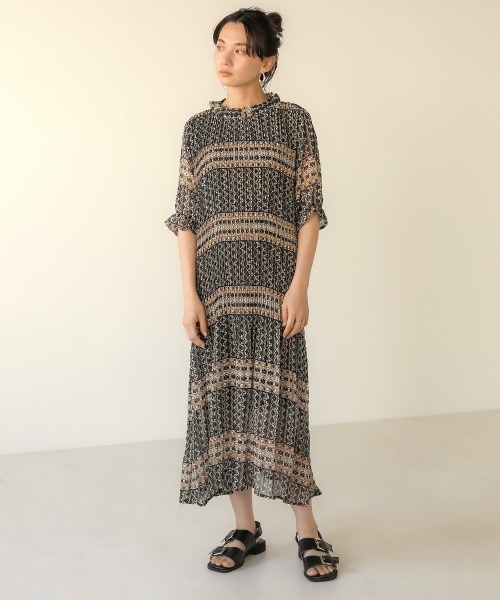 Bab(バブ)の「【WEB限定】総柄プリーツ半袖ワンピース(ワンピース・レディース・ブラック/パープル/ネイビー・38)」の2枚目の写真