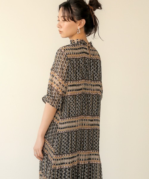 Bab(バブ)の「【WEB限定】総柄プリーツ半袖ワンピース(ワンピース・レディース・ブラック/パープル/ネイビー・38)」の11枚目の写真
