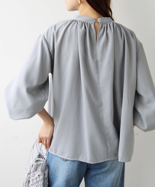 GeeRA(ジーラ)の「ハイネックギャザーバルーンスリーブブラウス(シャツ/ブラウス・レディース・オフホワイト/モカ/ドット/スモークピンク/グリーン/ブラウン/ブラック/ブルー/アイボリー/ブラック系その他・LARGE/MEDIUM/XX-LARGE/SMALL/X-LARGE)」の21枚目の写真