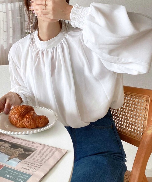 GeeRA(ジーラ)の「ハイネックギャザーバルーンスリーブブラウス(シャツ/ブラウス・レディース・オフホワイト/モカ/ドット/スモークピンク/グリーン/ブラウン/ブラック/ブルー/アイボリー/ブラック系その他・LARGE/MEDIUM/XX-LARGE/SMALL/X-LARGE)」の16枚目の写真