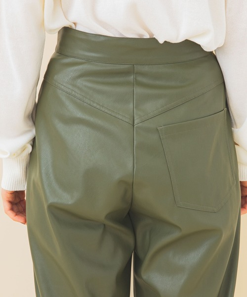 STUDIOUS(ステュディオス)の「【STUDIOUS】レザーライクテーパードパンツ(その他パンツ・レディース・ブラック/カーキ・1/2)」の13枚目の写真