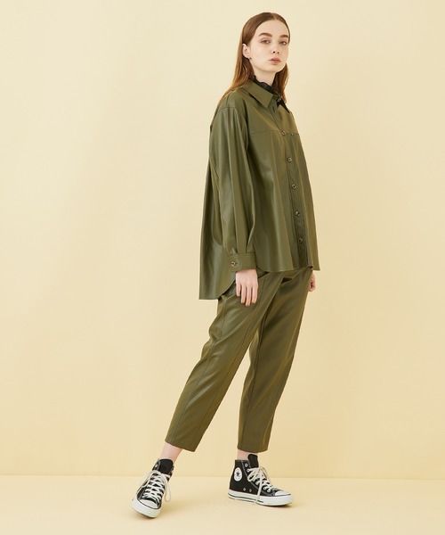 STUDIOUS(ステュディオス)の「【STUDIOUS】レザーライクテーパードパンツ(その他パンツ・レディース・ブラック/カーキ・1/2)」の3枚目の写真