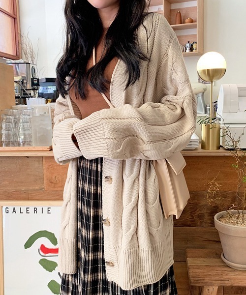 SONA(ソナ)の「SONYUNARA ツイストダボダボVネックカーディガン(カーディガン/ボレロ・レディース・ライトブルー/ネイビー/ピンク/アイボリー/ライトイエロー/ベージュ/ダークパープル・FREE)」の3枚目の写真