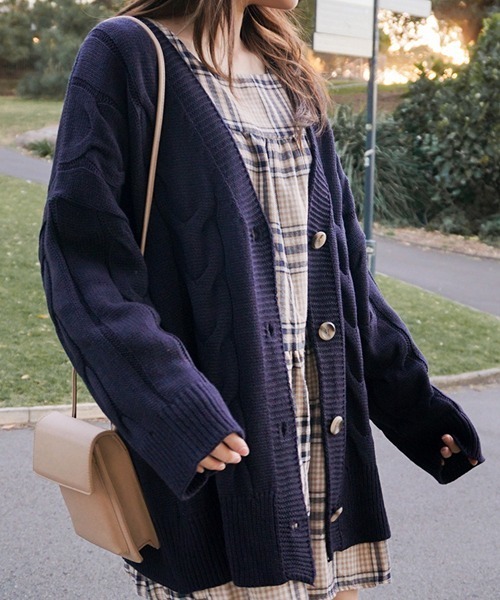 SONA(ソナ)の「SONYUNARA ツイストダボダボVネックカーディガン(カーディガン/ボレロ・レディース・ライトブルー/ネイビー/ピンク/アイボリー/ライトイエロー/ベージュ/ダークパープル・FREE)」の5枚目の写真