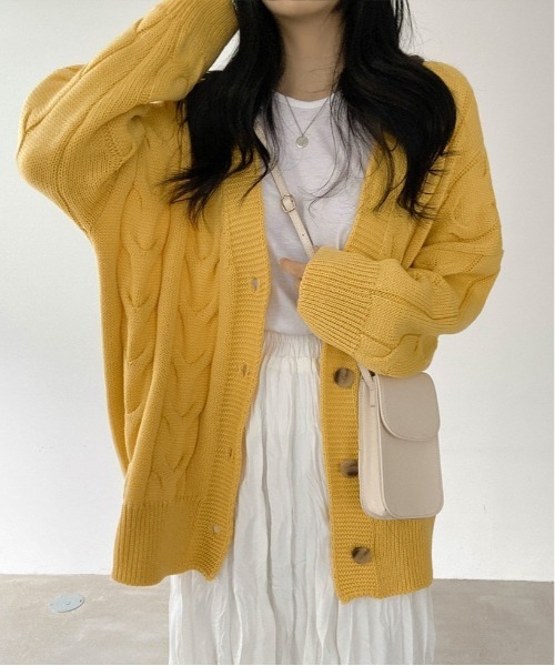 SONA(ソナ)の「SONYUNARA ツイストダボダボVネックカーディガン(カーディガン/ボレロ・レディース・ライトブルー/ネイビー/ピンク/アイボリー/ライトイエロー/ベージュ/ダークパープル・FREE)」の7枚目の写真