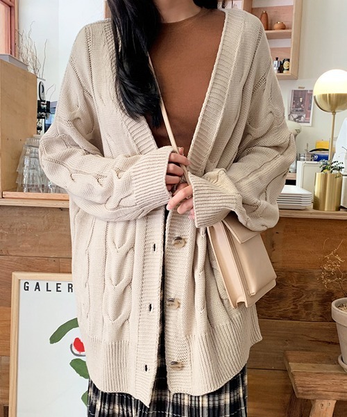 SONA(ソナ)の「SONYUNARA ツイストダボダボVネックカーディガン(カーディガン/ボレロ・レディース・ライトブルー/ネイビー/ピンク/アイボリー/ライトイエロー/ベージュ/ダークパープル・FREE)」の8枚目の写真