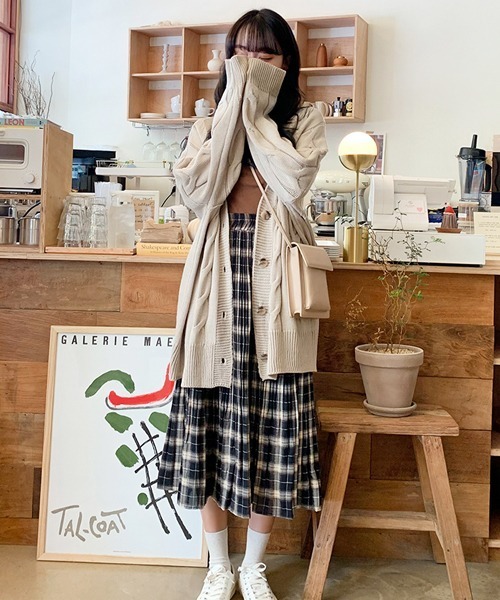 SONA(ソナ)の「SONYUNARA ツイストダボダボVネックカーディガン(カーディガン/ボレロ・レディース・ライトブルー/ネイビー/ピンク/アイボリー/ライトイエロー/ベージュ/ダークパープル・FREE)」の9枚目の写真