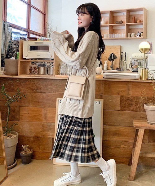 SONA(ソナ)の「SONYUNARA ツイストダボダボVネックカーディガン(カーディガン/ボレロ・レディース・ライトブルー/ネイビー/ピンク/アイボリー/ライトイエロー/ベージュ/ダークパープル・FREE)」の10枚目の写真