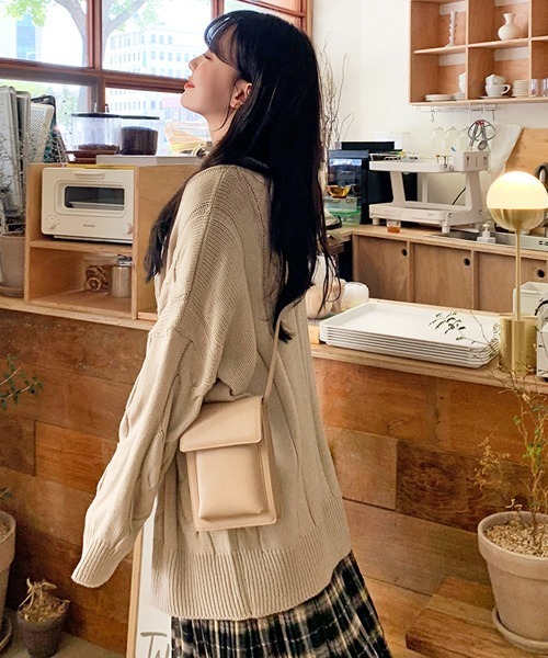 SONA(ソナ)の「SONYUNARA ツイストダボダボVネックカーディガン(カーディガン/ボレロ・レディース・ライトブルー/ネイビー/ピンク/アイボリー/ライトイエロー/ベージュ/ダークパープル・FREE)」の11枚目の写真