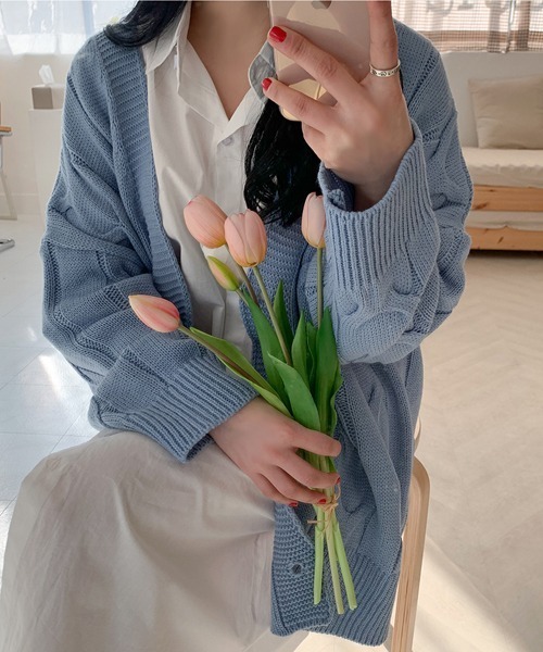 SONA(ソナ)の「SONYUNARA ツイストダボダボVネックカーディガン(カーディガン/ボレロ・レディース・ライトブルー/ネイビー/ピンク/アイボリー/ライトイエロー/ベージュ/ダークパープル・FREE)」の15枚目の写真