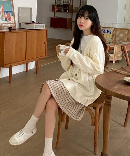 SONA(ソナ)の「SONYUNARA ツイストダボダボVネックカーディガン(カーディガン/ボレロ・レディース・ライトブルー/ネイビー/ピンク/アイボリー/ライトイエロー/ベージュ/ダークパープル・FREE)」の21枚目の写真