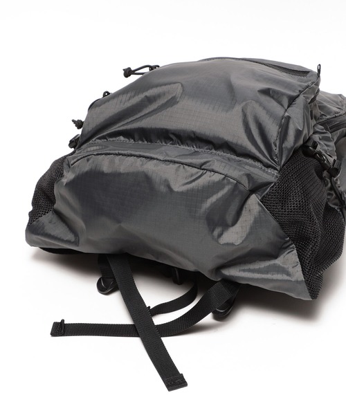 merrier BEAMS(メリアビームス)の「FREDRIK PACKERS / DAY PACK TIPI マザーズリュック(バックパック/リュック・レディース・チャコールグレー・ONE SIZE)」の4枚目の写真