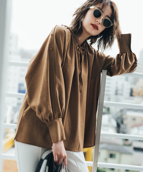 Ezick（エジック）の「ギャザーデザインブラウス（シャツ/ブラウス・レディース・オフホワイト/ブラック/キャメル・FREE）」の3枚目の写真