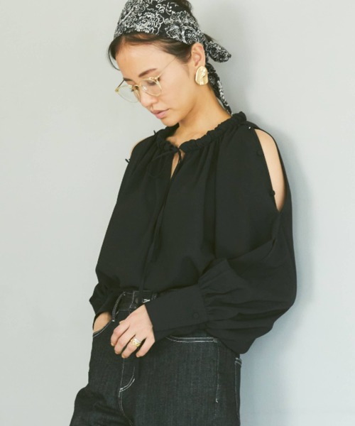 Ezick（エジック）の「ギャザーデザインブラウス（シャツ/ブラウス・レディース・オフホワイト/ブラック/キャメル・FREE）」の2枚目の写真