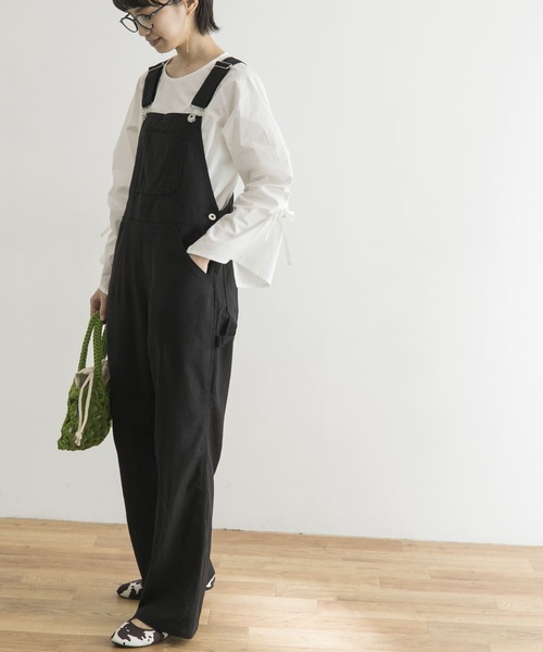 URBAN RESEARCH(アーバンリサーチ)の「セミフレアオーバーオール(サロペット/オーバーオール・レディース・ブラック/ホワイト系その他・38/36)」の4枚目の写真