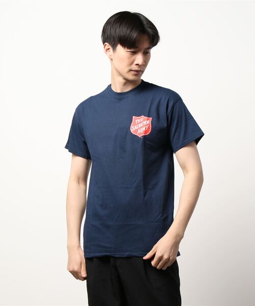tone(トーン)の「【THE SALVATION ARMY/サルヴェ―ションアーミ】T-SHIRT WITH SHIELD FRONT&BACK(UN)(Tシャツ/カットソー・メンズ・ホワイト/ブラック/ネイビー/ベージュ・MEDIUM/X-LARGE/LARGE)」の4枚目の写真