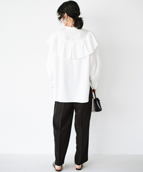 haco!（ハコ）の「洗濯機で洗えてお手入れ楽ちん！アクセサリーいらずで顔まわり華やぐ大人のフリルブラウス by que made me（シャツ/ブラウス・レディース・ホワイト/ブルー・SMALL/MEDIUM/LARGE/X-LARGE）」の4枚目の写真