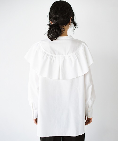 haco!（ハコ）の「洗濯機で洗えてお手入れ楽ちん！アクセサリーいらずで顔まわり華やぐ大人のフリルブラウス by que made me（シャツ/ブラウス・レディース・ホワイト/ブルー・SMALL/MEDIUM/LARGE/X-LARGE）」の3枚目の写真