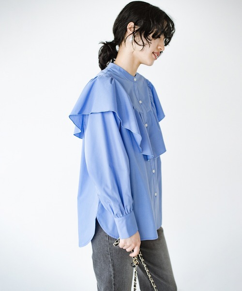 haco!（ハコ）の「洗濯機で洗えてお手入れ楽ちん！アクセサリーいらずで顔まわり華やぐ大人のフリルブラウス by que made me（シャツ/ブラウス・レディース・ホワイト/ブルー・SMALL/MEDIUM/LARGE/X-LARGE）」の5枚目の写真