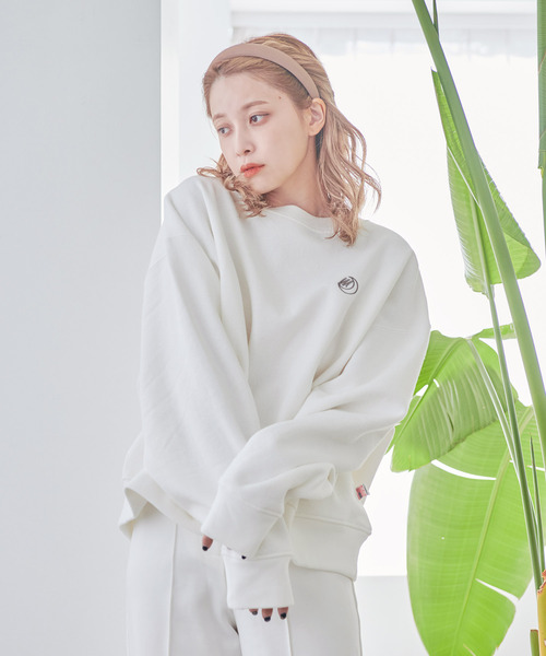 Dita Muaj.(ディータムアージュ)の「【ZOZO限定】Muaj.刺繍 ワンポイント裏起毛トレーナー(スウェット・レディース・ホワイト/ブラック・M/L)」の1枚目の写真