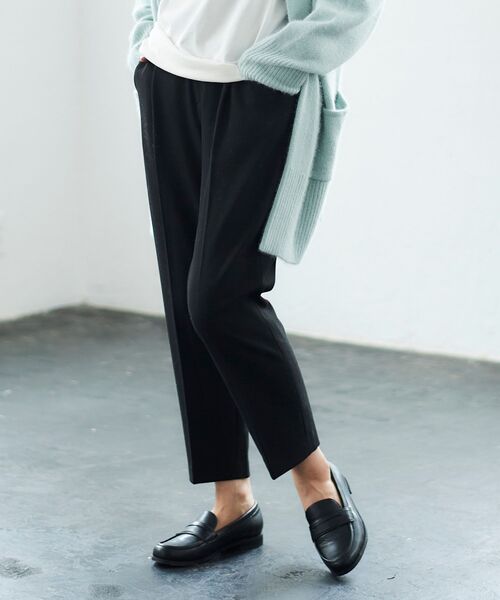 le.coeur blanc(ルクールブラン)の「コスミカルウォームタックテーパードパンツ(スラックス・レディース・オフホワイト/ブルー/パープル/ブラック・34/36/38/40)」の3枚目の写真