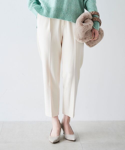 le.coeur blanc(ルクールブラン)の「コスミカルウォームタックテーパードパンツ(スラックス・レディース・オフホワイト/ブルー/パープル/ブラック・34/36/38/40)」の16枚目の写真