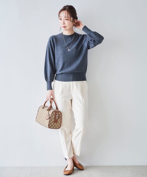 le.coeur blanc(ルクールブラン)の「コスミカルウォームタックテーパードパンツ(スラックス・レディース・オフホワイト/ブルー/パープル/ブラック・34/36/38/40)」の5枚目の写真