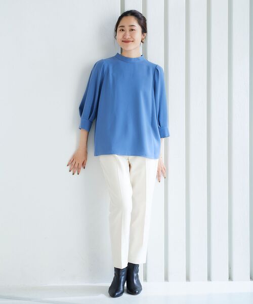 le.coeur blanc(ルクールブラン)の「コスミカルウォームタックテーパードパンツ(スラックス・レディース・オフホワイト/ブルー/パープル/ブラック・34/36/38/40)」の7枚目の写真