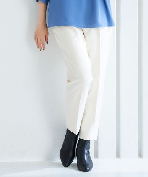 le.coeur blanc(ルクールブラン)の「コスミカルウォームタックテーパードパンツ(スラックス・レディース・オフホワイト/ブルー/パープル/ブラック・34/36/38/40)」の9枚目の写真