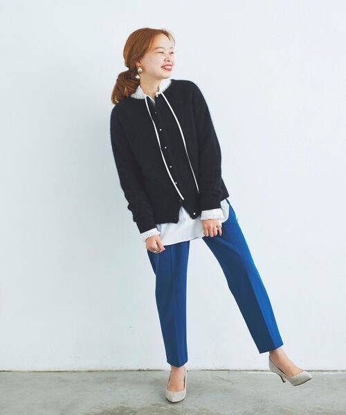 le.coeur blanc(ルクールブラン)の「コスミカルウォームタックテーパードパンツ(スラックス・レディース・オフホワイト/ブルー/パープル/ブラック・34/36/38/40)」の11枚目の写真