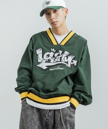 Rocky Monroe（ロッキーモンロー）の「オーバーサイズ ポリツイルラインリブ刺繍Vネックプルオーバー（スウェット・メンズ）」