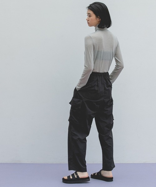 e/rm（イーアールエム）の「【e/rm】カシミヤシルクジャージタートルネック（Tシャツ/カットソー・レディース・ブラック/ライトグレー/オフホワイト/ブラウン・FREE）」の21枚目の写真