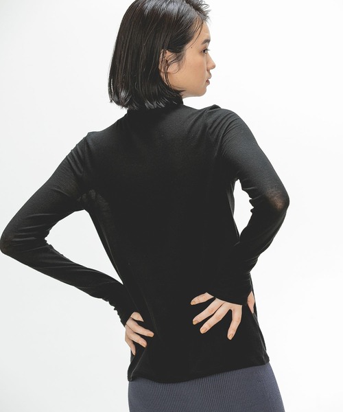 e/rm（イーアールエム）の「【e/rm】カシミヤシルクジャージタートルネック（Tシャツ/カットソー・レディース・ブラック/ライトグレー/オフホワイト/ブラウン・FREE）」の5枚目の写真