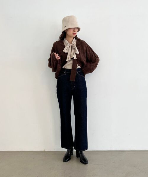 MAJESTIC LEGON(マジェスティックレゴン)の「バックル付きケーブルボレロ(カーディガン/ボレロ・レディース・チャコールグレー/ブラック/ブラウン/アイボリー/グレー・MEDIUM)」の15枚目の写真
