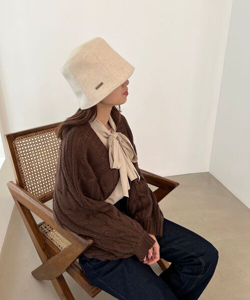 MAJESTIC LEGON(マジェスティックレゴン)の「バックル付きケーブルボレロ(カーディガン/ボレロ・レディース・チャコールグレー/ブラック/ブラウン/アイボリー/グレー・MEDIUM)」の18枚目の写真