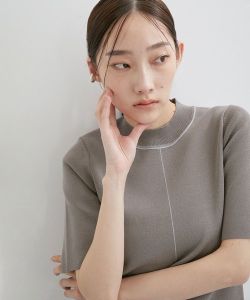 ADAM ET ROPE'（アダムエロペ）の「【サステナブル】バイカラーハーフスリーブニット（ニット/セーター・レディース・グレー/ホワイト系その他/ブラック系その他・FREE）」の3枚目の写真