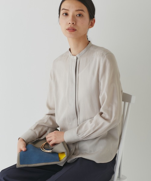 human woman(ヒューマンウーマン)の「◆サテンシフォンブラウス(シャツ/ブラウス・レディース・ベージュ系その他2/ホワイト/ネイビー・SMALL/MEDIUM)」の2枚目の写真