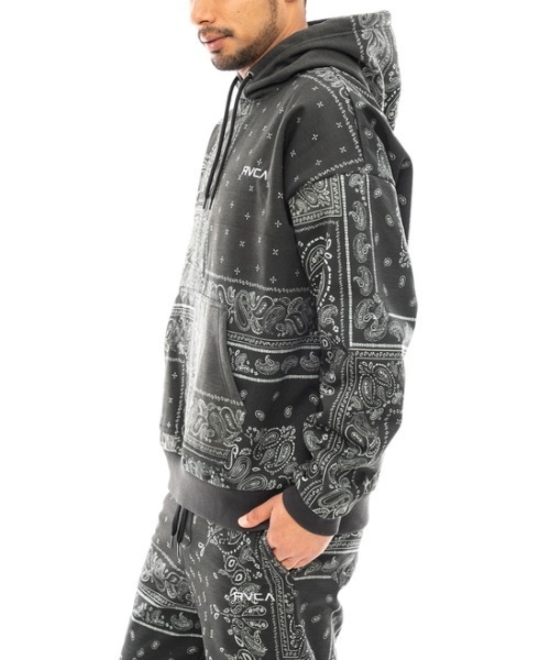 ★★送料無料★★RVCA MEN'S BANDANA PATTERN PATCHWORK HOODIE RVCA（ルーカ）の「RVCA メンズ PATCHWORK BANDANA H パーカー