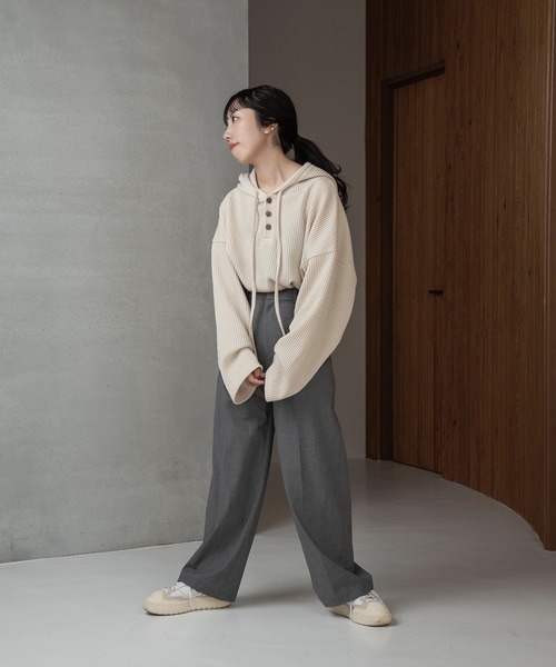 lawgy（ラウジー）の「string hood rib tops / ストリングフードリブトップス（Tシャツ/カットソー・レディース・ブラック/アイボリー・FREE）」の4枚目の写真