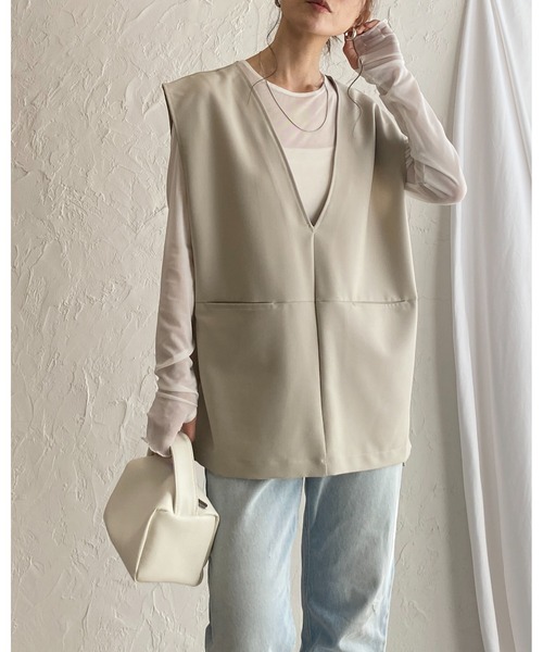 She's Closet(シーズクローゼット)の「ノーカラー深Vネックベスト&パンツスタイル セットアップ(セットアップ・レディース・ブラック/サンドベージュ/グレイッシュベージュ・S/M/L)」の5枚目の写真