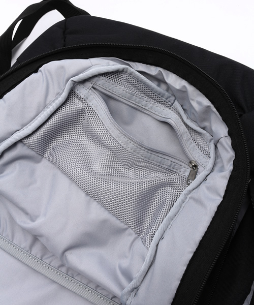 NIKE SB（ナイキエスビー）の「ユニセックス ナイキ エンバルカ リュック バックパック NIKE SB EMBARCA MEDIUM BACK PACK BA4686（バックパック/リュック・メンズ・ブラック・ONE SIZE）」の11枚目の写真