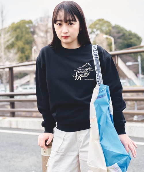 THEATRE PRODUCTS(シアタープロダクツ)の「【スパイク 小川暖奈×THEATREPRODUCTS コラボ】SEASIDE AND RIVER プルオーバー(スウェット・レディース・ホワイト/ブラック・FREE)」の2枚目の写真