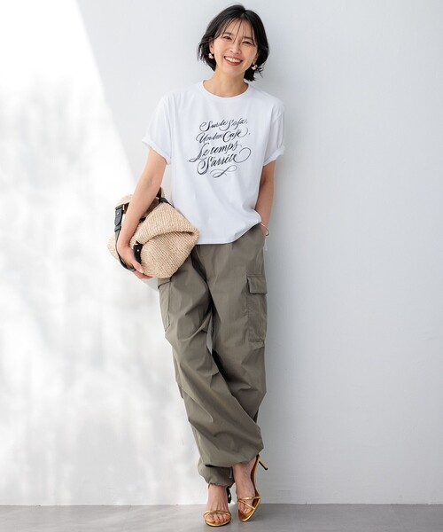 23区（ニジュウサンク）の「【井波麻里衣さんコラボ】カリグラフィー プリント Tシャツ（Tシャツ/カットソー・レディース・ホワイト系/ベージュ系/ブルー系/ブラック系・38）」の6枚目の写真