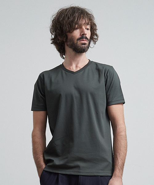 UNITED TOKYO（ユナイテッドトウキョウ）の「テクノラマスムースVネックカットソー（Tシャツ/カットソー・メンズ・オフホワイト/ブラック/ネイビー/グリーン/ピンク/ベージュ/キャメル・1/2/3）」の4枚目の写真